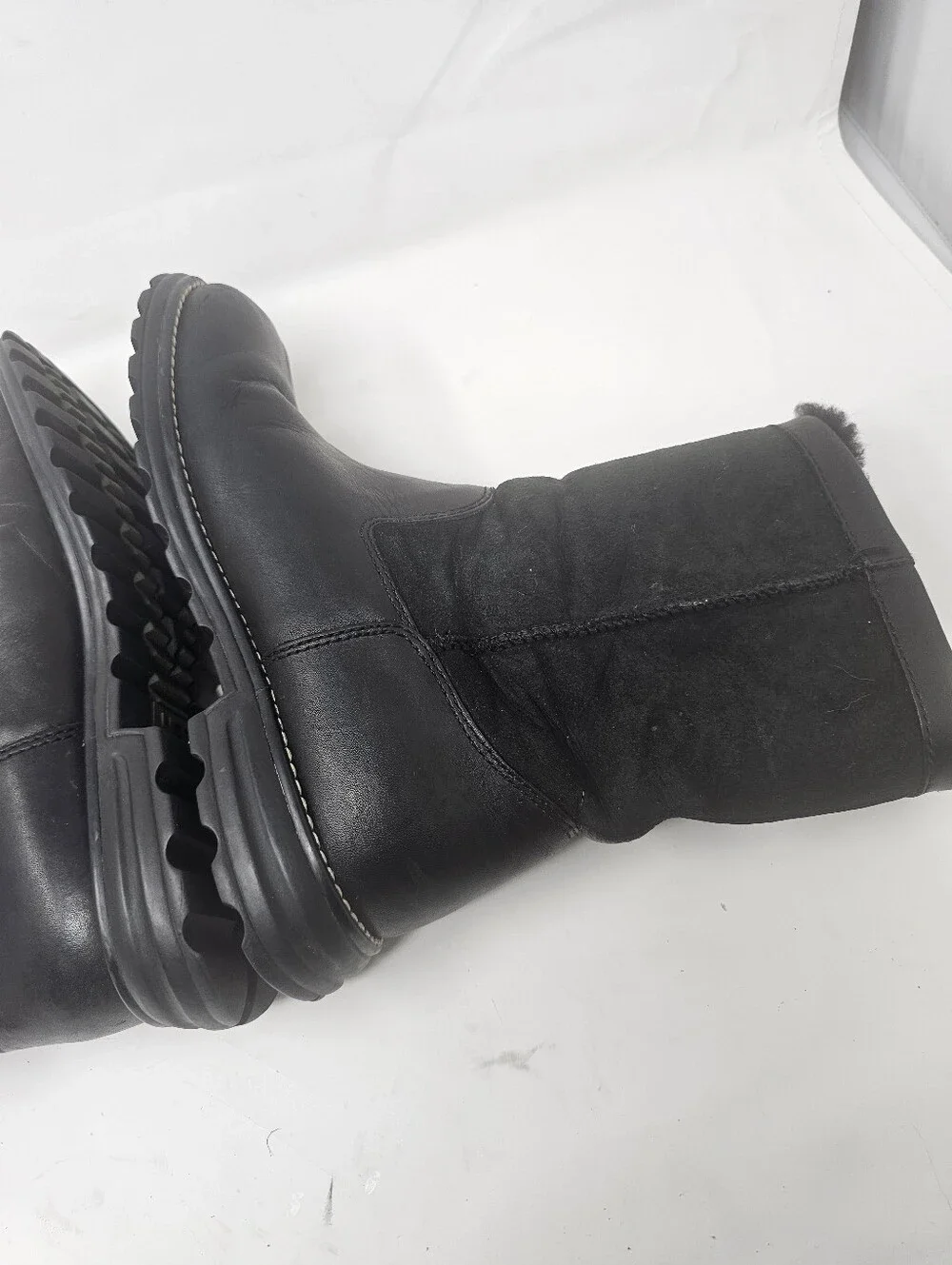 UGG Brooks Women's Black Leather Short Boot Size 9 S/N 5381